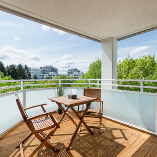 Mittelgroßer, Überdachter Moderner Balkon mit Mix-Geländer in München