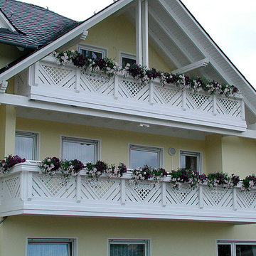 Balkongeländer Modell Baden mit Blumenkasten in Weiß