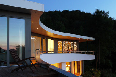 Источник вдохновения для домашнего уюта: большой балкон и лоджия в современном стиле с навесом