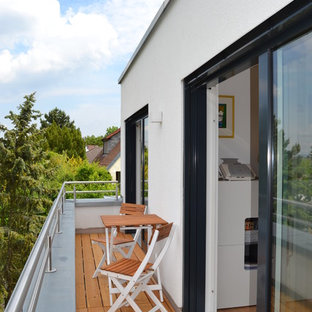 Kleiner, Unbedeckter Moderner Balkon mit Mix-Geländer in Sonstige
