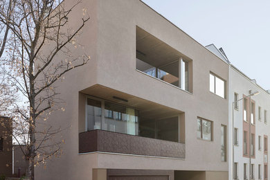 Geräumiger, Überdachter Moderner Balkon mit Kamin und Holzgeländer in Leipzig