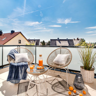 Unbedeckter, Kleiner Moderner Balkon mit Mix-Geländer und Kübelpflanzen in Berlin