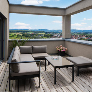 Kleiner, Unbedeckter Moderner Balkon mit Kübelpflanzen und Mix-Geländer in Stuttgart