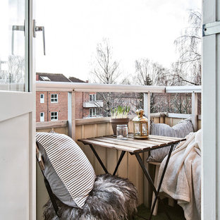 Esempio di un piccolo balcone nordico con nessuna copertura e parapetto in materiali misti