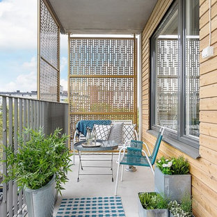 Foto di un privacy sul balcone scandinavo di medie dimensioni con un tetto a sbalzo