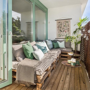 Ispirazione per un balcone nordico con un tetto a sbalzo e parapetto in legno