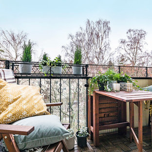 Modelo de balcones nórdico, pequeño, sin cubierta, con jardín de macetas y barandilla de metal