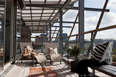 Exempel på en minimalistisk balkong, med takförlängning och räcke i glas