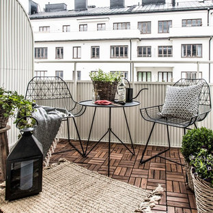 Idee per un balcone scandinavo con parapetto in metallo