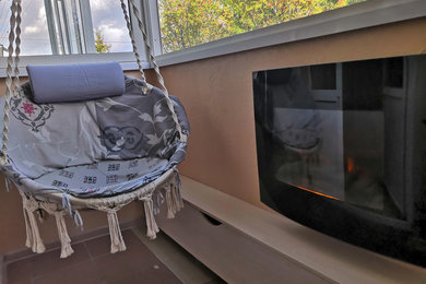 На фото: лоджия среднего размера в стиле фьюжн с перилами из смешанных материалов в квартире