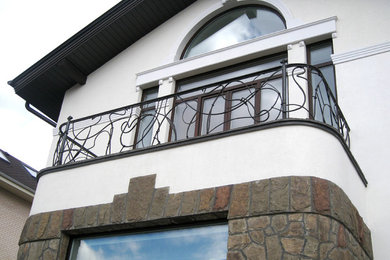 Свежая идея для дизайна: балкон и лоджия в современном стиле с металлическими перилами - отличное фото интерьера