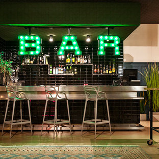 75+ Hausbars mit Rückwand aus Porzellanfliesen und schwarzer