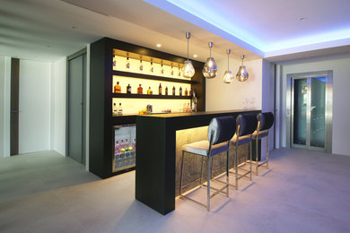 Imagen de bar en casa con barra de bar lineal minimalista de tamaño medio con armarios abiertos y puertas de armario negras