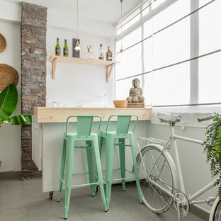 Foto de bar en casa con barra de bar de galera, tradicional renovado, pequeño, con armarios abiertos, encimera de madera, salpicadero blanco, suelo gris y encimeras beige