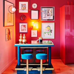Diseño de bar en casa con barra de bar bohemio con suelo de madera clara