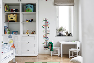 Idéer för ett nordiskt könsneutralt barnrum kombinerat med sovrum och för 4-10-åringar, med vita väggar och mellanmörkt trägolv