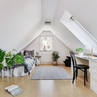 Inspiration för ett skandinaviskt barnrum kombinerat med sovrum, med grå väggar, ljust trägolv och beiget golv