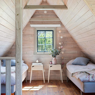 Foto på ett mellanstort funkis flickrum kombinerat med sovrum och för 4-10-åringar, med beige väggar, mellanmörkt trägolv och brunt golv