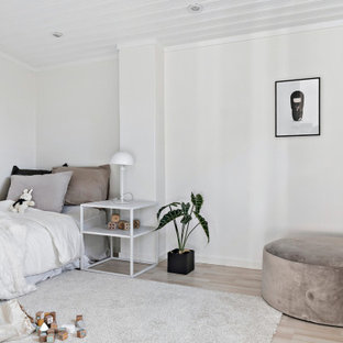 Inspiration för ett litet nordiskt könsneutralt barnrum kombinerat med sovrum och för 4-10-åringar, med vita väggar, ljust trägolv och beiget golv