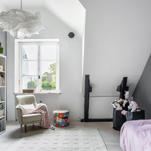 Inspiration för stora skandinaviska flickrum kombinerat med lekrum och för 4-10-åringar, med grå väggar