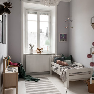 Inredning av ett minimalistiskt könsneutralt småbarnsrum kombinerat med sovrum, med grå väggar, målat trägolv och vitt golv