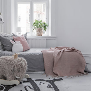 Inspiration för ett skandinaviskt flickrum kombinerat med sovrum och för 4-10-åringar, med vita väggar, målat trägolv och grått golv