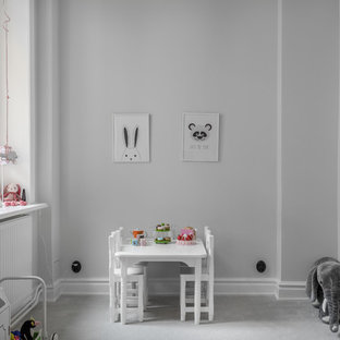 Idéer för att renovera ett mellanstort minimalistiskt småbarnsrum kombinerat med lekrum, med vita väggar, heltäckningsmatta och grått golv