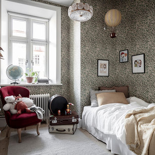 Foto på ett skandinaviskt barnrum kombinerat med sovrum, med flerfärgade väggar, ljust trägolv och beiget golv
