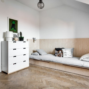 Neutrales, Großes Skandinavisches Jugendzimmer mit Schlafplatz, weißer Wandfarbe und hellem Holzboden in Stockholm