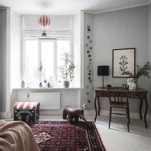 Skandinavisk inredning av ett flickrum kombinerat med skrivbord och för 4-10-åringar, med grå väggar, målat trägolv och vitt golv