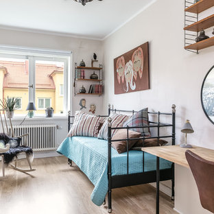 Idéer för mellanstora eklektiska barnrum kombinerat med sovrum, med beige väggar och ljust trägolv