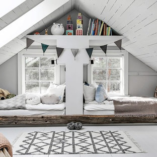 Idéer för mellanstora minimalistiska könsneutrala barnrum kombinerat med sovrum och för 4-10-åringar, med grå väggar, målat trägolv och vitt golv