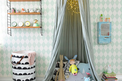 Neutrales, Mittelgroßes Skandinavisches Kinderzimmer mit Spielecke, bunten Wänden, gebeiztem Holzboden und weißem Boden in Sonstige