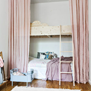 Idéer för att renovera ett minimalistiskt flickrum, med ljust trägolv och beiget golv