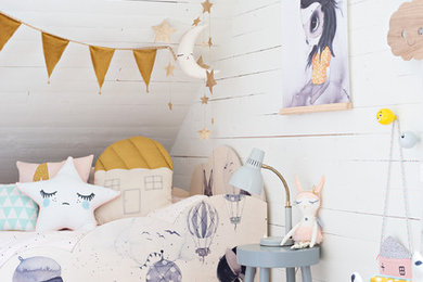 Bild på ett nordiskt flickrum kombinerat med sovrum och för 4-10-åringar, med vita väggar och ljust trägolv