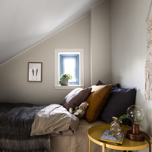 Inspiration för ett stort skandinaviskt pojkrum kombinerat med sovrum, med grå väggar