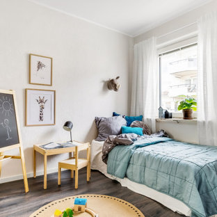 Inspiration för mellanstora nordiska pojkrum kombinerat med sovrum och för 4-10-åringar, med beige väggar, mörkt trägolv och brunt golv