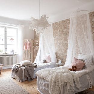 Idéer för att renovera ett minimalistiskt barnrum kombinerat med sovrum, med bruna väggar, ljust trägolv och brunt golv