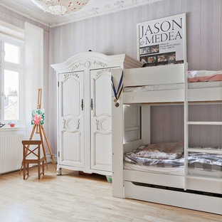 Idéer för att renovera ett stort shabby chic-inspirerat flickrum för 4-10-åringar och kombinerat med sovrum, med lila väggar, ljust trägolv och beiget golv