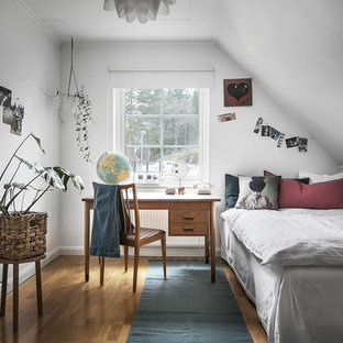 Idéer för skandinaviska barnrum, med grå väggar, mellanmörkt trägolv och brunt golv