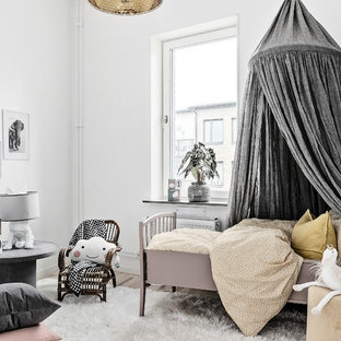 Inspiration för ett minimalistiskt barnrum kombinerat med sovrum, med vita väggar, ljust trägolv och beiget golv