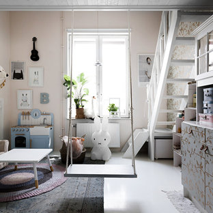 Nordisk inredning av ett barnrum kombinerat med lekrum, med rosa väggar och vitt golv