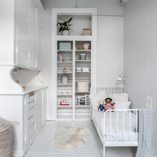Inspiration för mellanstora nordiska flickrum kombinerat med sovrum och för 4-10-åringar, med grå väggar och grått golv