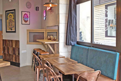 Idee per una sala da pranzo moderna con pavimento in cemento e pavimento grigio