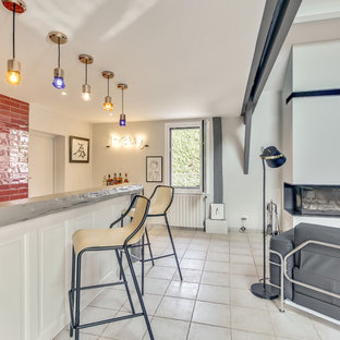 Foto di un grande bancone bar minimal con lavello integrato, ante in legno chiaro, paraspruzzi rosso, paraspruzzi con piastrelle in terracotta, pavimento con piastrelle in ceramica e pavimento beige