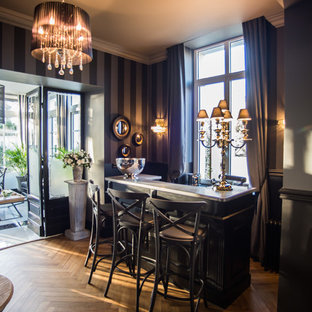 Inspiration pour un bar de salon traditionnel de taille moyenne avec des tabourets, un plan de travail en marbre et un plan de travail gris.