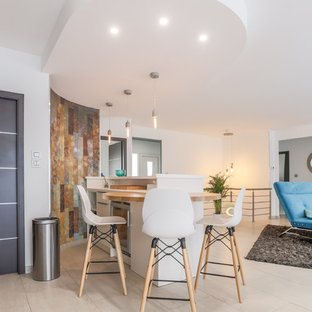 Idée de décoration pour un bar de salon avec évier linéaire design avec un plan de travail en bois, un sol beige et un plan de travail marron.