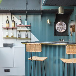 Idée de décoration pour un bar de salon marin avec des tabourets, un placard à porte plane et des portes de placard blanches.