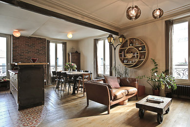 Idées déco pour un bar de salon industriel de taille moyenne avec un sol en bois brun.