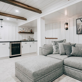 Idées déco pour un sous-sol campagne enterré et de taille moyenne avec un bar de salon, un mur blanc, moquette, un sol gris, un plafond en bois et du lambris.
